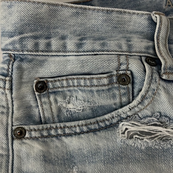 AMERICAN EAGLE Distressed Light Wash MOM Jean Shorts - Picture 6 of 10